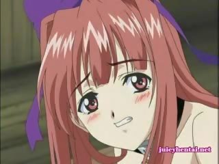 Anime rødhårete blir masturbated med en dildo