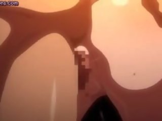 L'anime strumpet jouant son étroit trou du cul