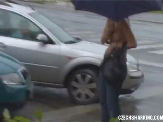 Tjeckiska amatör flickor sharked på den gator