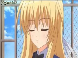 Blondinė anime grožis daro masturbavimas pėdomis
