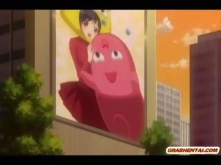 Rondborstig japans anime wetpussy geneukt in de top van roof
