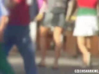 Tšehhi amatöör tüdrukud sharked edasi a tänavad