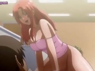 Rødhårete anime kvinne med stor pupper