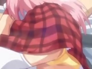 Petite anime kjæreste blåser stor putz i nærbilde