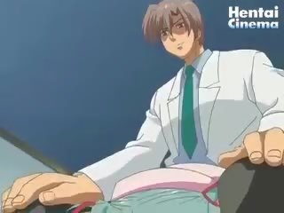 Hentai dokter neemt zijn reusachtig johnson uit van zijn broek en