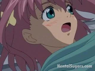 I madh jugged manga vajzë e pacipë duke diminutive kastor dorëshkathët dhe fërkim një i trashë kar